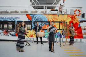 艺人进行音乐表演欢迎游客登上Saigon WaterGO。