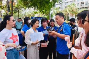 在头顿高中学校考点外值守的老师们的紧张时刻。