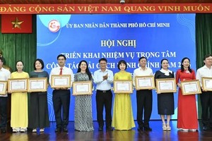 胡志明市人委会副主席阮孟强向各集体和个人颁发胡志明市人委会主席奖状。