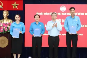 阮福禄同志颁发胡志明市工会劳动者咨询与辅助中心的各领导职称任命决定。