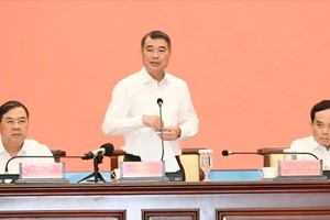 政府总理黎明兴在工作会议上发表定向讲话。图：越勇