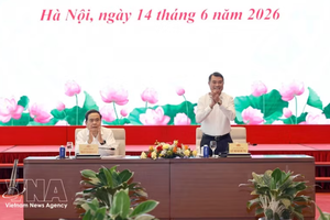 越南政府总理和国会主席与各家媒体负责人会面。图自越通社