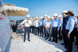  6月14日上午，建设部部长陈鸿明视察胡志明市-忠良-美顺高速公路扩建项目。
