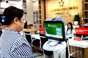 平泰坊居民段玉青春在前来办理行政手续时体验智能机器人。图：锦娘