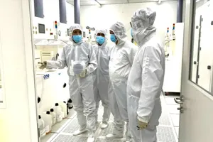 胡志明市国立大学下属自然科学大学半导体技术科学生在进行实践课。图：清雄