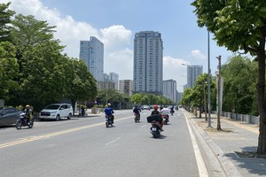 6月21日河内天气炎热，气温达37.8摄氏度。图：福厚