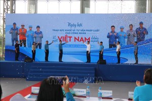 各位代表共同进行盛会开幕仪式。