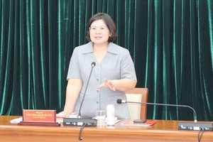 市委副书记文氏白雪在工作会议上发表。