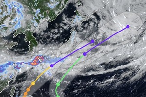 菲律宾东面海域出现一个超强台风和一个热带低压。图为6月23日中午12时40分卫星监测软件截图。