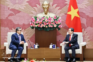 越南国会主席陈青敏会见巴勒斯坦驻越南大使萨阿迪·萨拉马。图自越通社