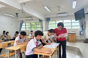 学生们参加胡志明市2026—2027学年公立高中学校招生考试。