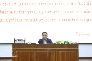 老挝人民革命党中央委员会候补委员、老挝国家政治行政学院党委副书记兼副院长道沙万副教授在会上介绍《胡志明全集》一书内容。图自越通社