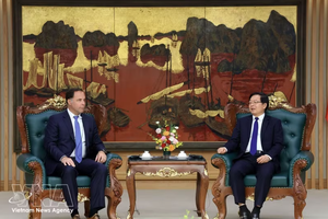 越南政府副总理胡国勇会见美国Coherent集团全球供应链总监杰夫·普莱斯。图自越通社