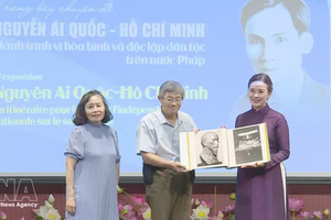 旅法越侨家庭代表向主席府胡志明主席遗迹区赠送在法国保存的关于胡志明主席的珍贵资料和图片。图自越通社