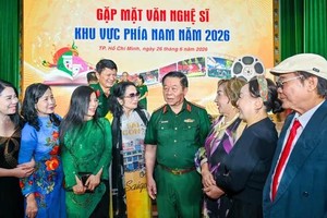 阮仲义大将与各位文艺工作者亲切交谈。图：孟胜