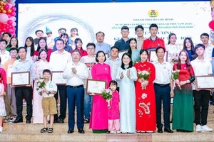 胡志明市市委常务处委员、市委宣教与民运处主任杨英德祝贺模范工人、公务员和劳动者家庭。