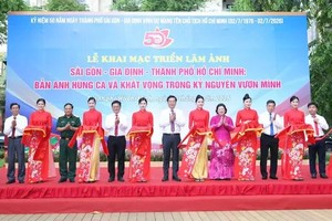 各位领导、代表为展览开幕仪式剪彩。图：勇方