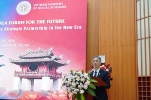 越南社会科学翰林院副主席邓春青博士发表讲话。图自越通社