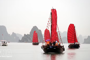 三舷船体验旅游产品亮相下龙湾。图自越通社