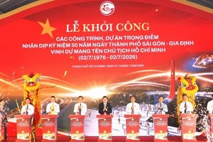 各位代表为庆祝以胡伯伯名字命名城市50周年的各重点工程、项目举行动工仪式。图：黄雄。