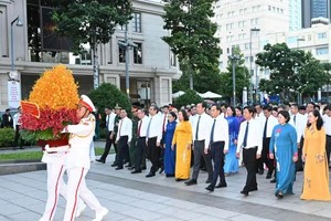 胡志明市市委、人民议会、人委会、市越南祖国阵线委员会代表团向胡志明主席敬献鲜花表达缅怀之情。图：越勇