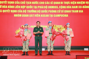 国防部副部长阮长胜上将向前往联合国南苏丹维和特派团执行任务的3名军官颁发国家主席和国防部长任命决定书。图自越通社
