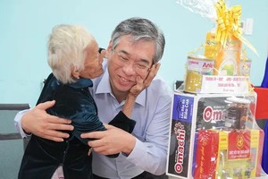 越南英雄母亲桥氏农与市委副书记阮福禄。图：光辉
