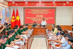 第七军区副政委陈志心少将和胡志明市人委会副主席阮孟强主持关于在黎氏莲公园开展烈士遗骸搜寻与归集工作会议。图：孟胜