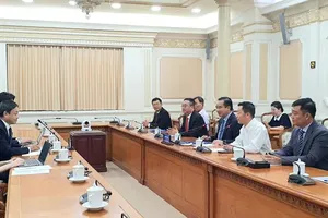 胡志明市人委会主席阮文得与JETRO驻胡志明市代表处举行工作会议。图：瑞武