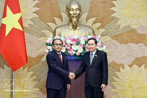 越南国会主席陈青敏（右）与马来西亚总检察长莫哈末杜苏基。图自越通社