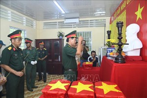  组委会在将烈士遗骸生物样本送去进行ADN鉴定的仪式上上香。图：文东/越通社发