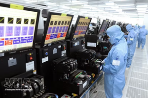 在宁平省福山工业区MCNEX VINA有限责任公司（100%韩资）工厂内，生产用于出口的摄像头模组及电子元件的生产线。图自越通社