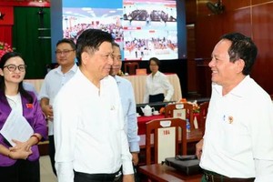 陈文俊代表与巴点乡选民交流。