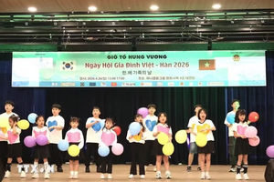越韩家庭儿童在2026年越韩家庭日活动上表演歌曲《三根蜡烛》。图自越通社 