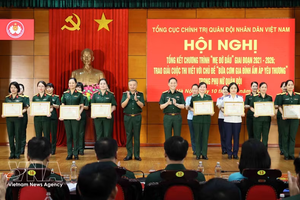 越南人民军总政治部副主任黎光明上将与越南人民军副总参谋长范长山上将向各集体和个人颁发奖励。图自越通社