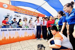 参观盛会的“数字化转型站”，学生们兴奋地体验数字技术的便利。