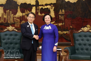 党中央书记处书记、政府副总理范氏清茶会见日本爱知县知事大村秀章。图自越通社