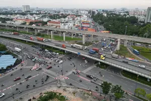 守德四岔路口钢结构高架桥—为缓解胡志明市交通拥堵作出贡献的工程之一。图：国雄。