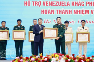 越南政府总理黎明兴向在委内瑞拉执行地震救援和人道援助任务中作出突出贡献的集体颁发二等和三等捍卫祖国勋章。图自越通社