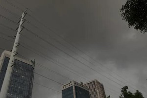 7月10日下午在河内的雷阵雨。图：福厚