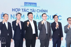 出席论坛的代表们。图自越通社