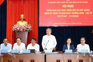 胡志明市市委副书记、市越南祖国阵线委员会主席阮福禄及市越南祖国阵线委员会常务处各位同志。图：越勇