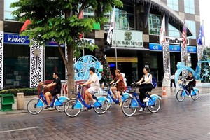 游客骑自行车体验胡志明市中心空间。图：鸿达/越通社