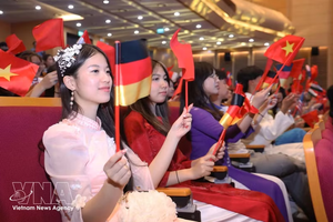 2026年越南夏令营活动吸引了来自32个国家和地区的100多名海外越南青年参加。