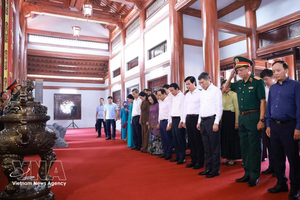 在庄严肃穆、虔诚感恩的氛围中，政府总理黎明兴和工作代表团默哀一分钟，缅怀长眠于谅山省烈士陵园的英雄烈士们—他们为祖国的独立、自由和人民的幸福奉献了青春和热血。图自越通社