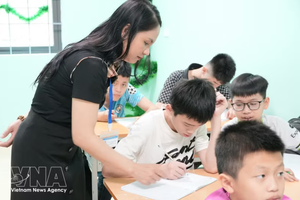 北宁省社会福利中心教师为听障儿童教学。图自越通社