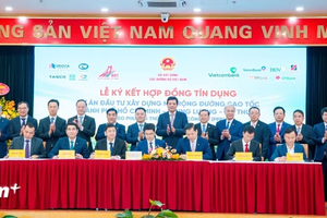 总额度为27万0940亿元的联合信贷合同签约仪式，用于资助胡志明市-忠良-美顺高速公路扩建项目。（图：越雄/Vietnam+）