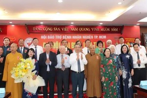 胡志明市市委副书记阮福禄和胡志明市市委常务处委员张氏碧幸向2026-2031年任期胡志明市贫穷病人辅助会执委会赠送鲜花表示祝贺。图：锦雪