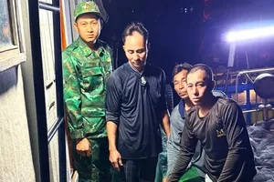 被渔网缠住的丽龟被渔民带上船安全救援，之后放归大海。图：黄佐。