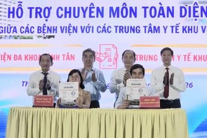 胡志明市市委副书记阮福禄与市卫生厅领导共同见证平新全科医院与苡安区域医疗中心之间的专业辅助签约仪式。（图：成安）